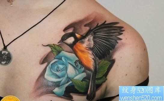 女人胸前精美的玫瑰花与燕子纹身图片