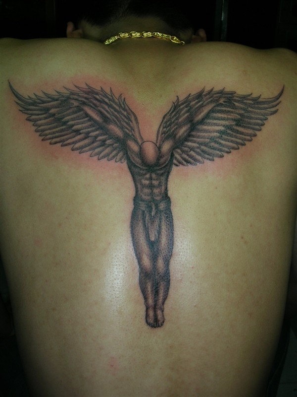 男士背部唯美的守护天使纹身图案