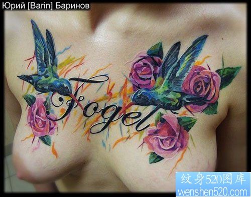 美女胸前漂亮时尚的蜂鸟玫瑰纹身图片