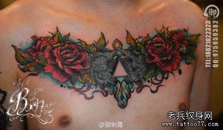 男人胸前潮流精美的玫瑰花纹身图片