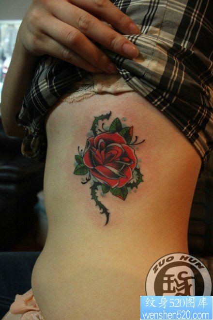 美女侧胸唯美潮流的玫瑰花纹身图片