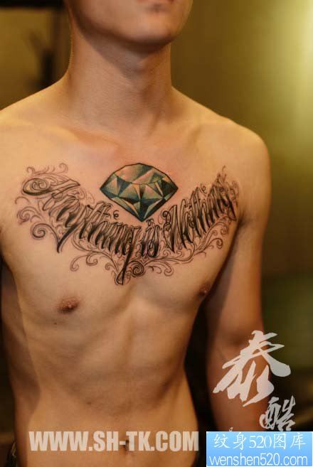 男人胸前潮流经典的花体字母与钻石纹身图片