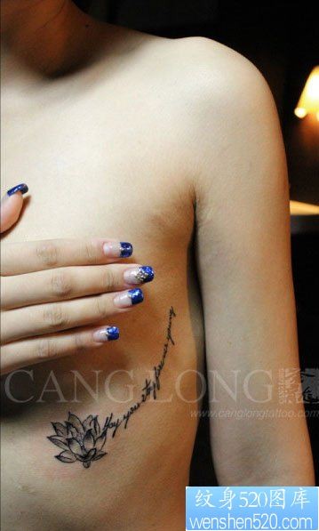 女人胸部唯美潮流的字母与莲花纹身图片