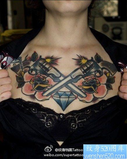 女人胸前潮流很酷的手枪纹身图片