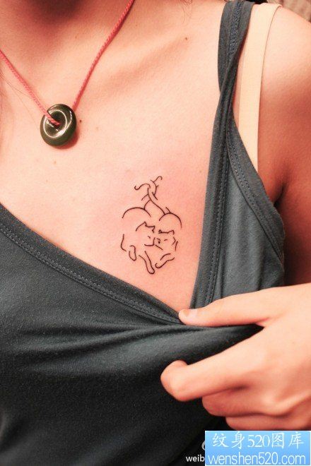 女人胸部可爱时尚的猫咪纹身图片