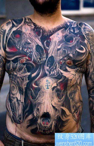 前胸上一幅霸气的马骷髅纹身图片
