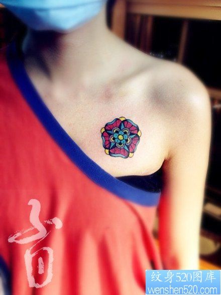 女人胸前潮流小巧的花卉纹身图片
