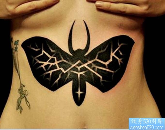 美女胸部下面一幅图腾蝴蝶纹身图片