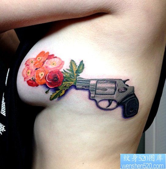 美女胸部上一幅手枪花纹身图片