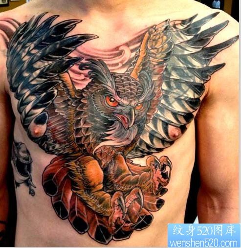 胸口一幅潮流的猫头鹰纹身图片