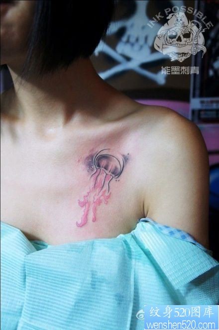 女人胸前唯美好看的水母纹身图片