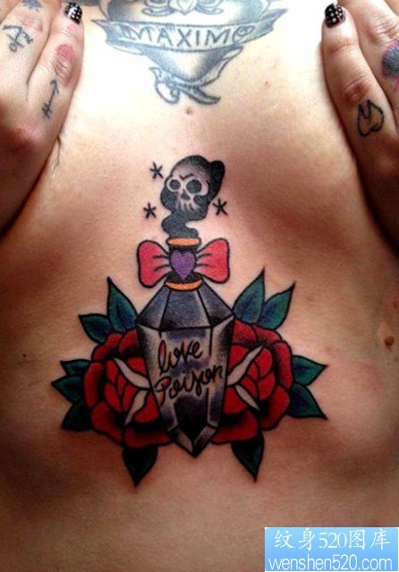 胸部下面一幅性感的school玫瑰花纹身图片