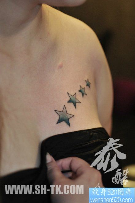 美女胸部潮流精美的五角星纹身图片