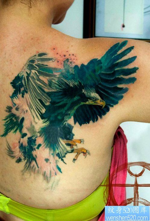 肩背部个性老鹰纹身图片