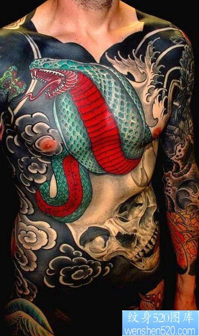 男士胸部腹部霸气骷髅蛇纹身图片