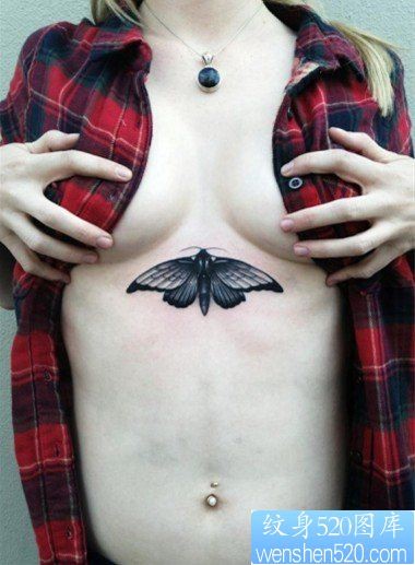 美女胸口一幅个性蝴蝶纹身图片