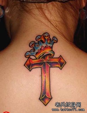 纹身520图库推荐一幅背部颈部彩色十字架皇冠纹身图片