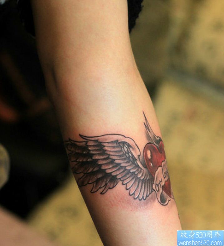 一幅手臂爱心翅膀纹身图片由纹身图库推荐