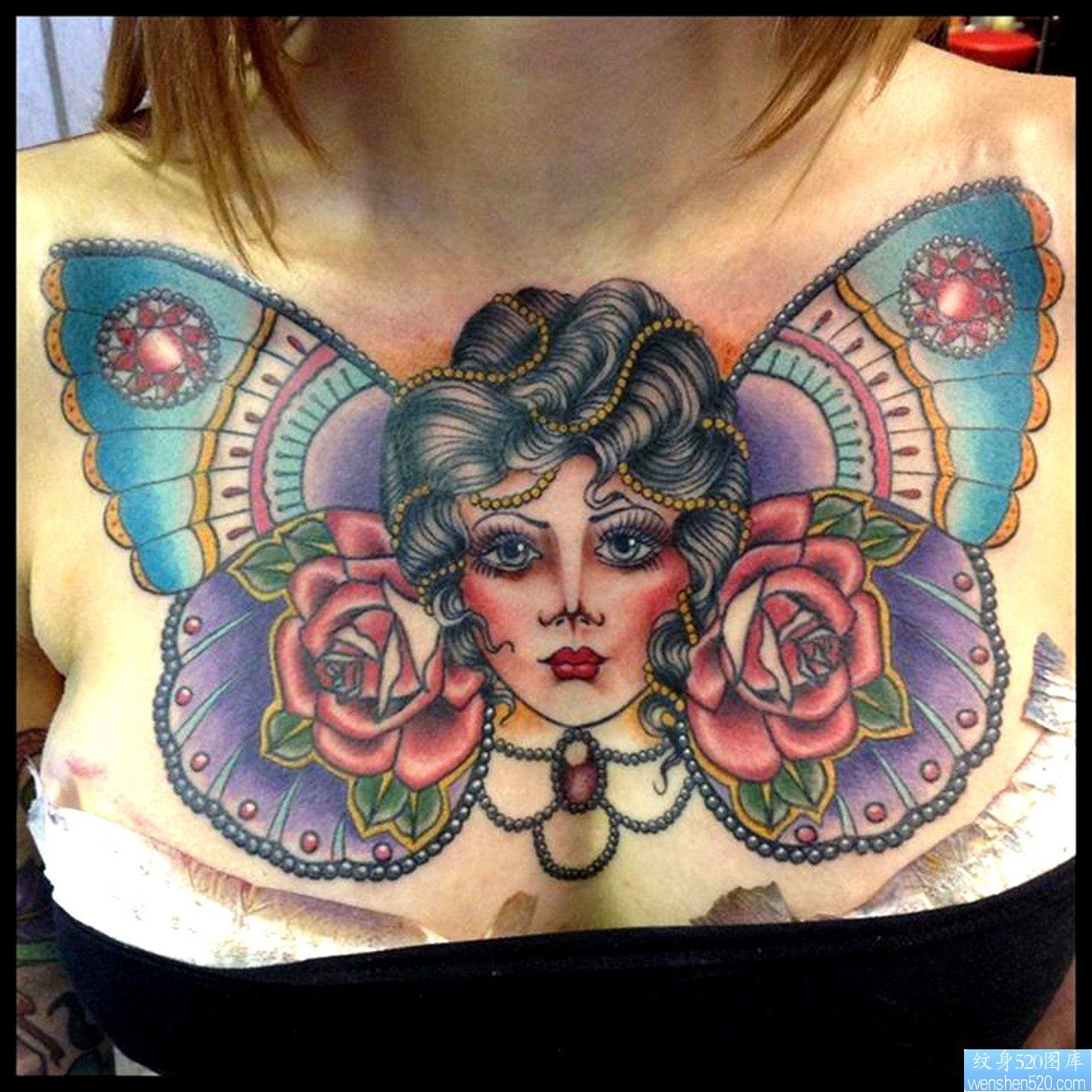 胸口一幅潮流的欧美蝴蝶纹身图片