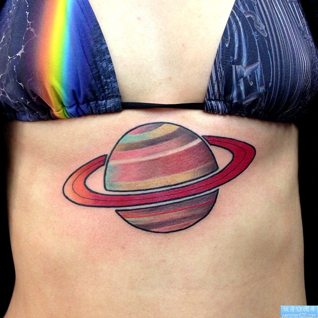 推荐一幅潮流个性胸部下面的星球纹身图片