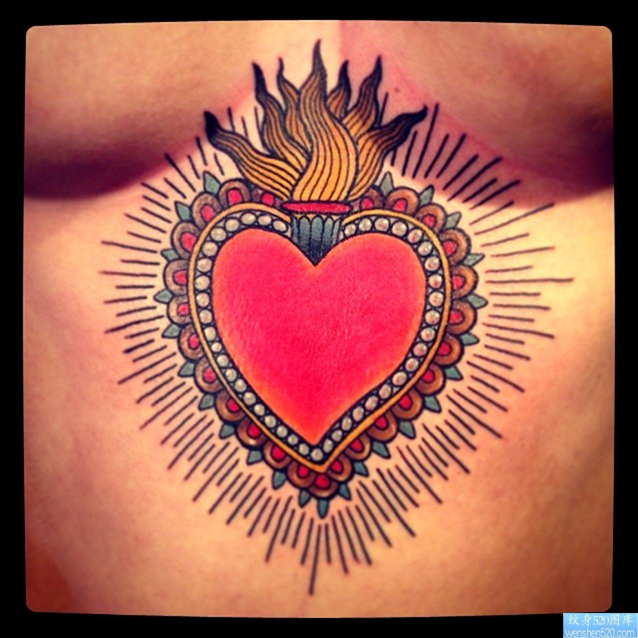 欣赏一幅胸部下面的爱心纹身图片