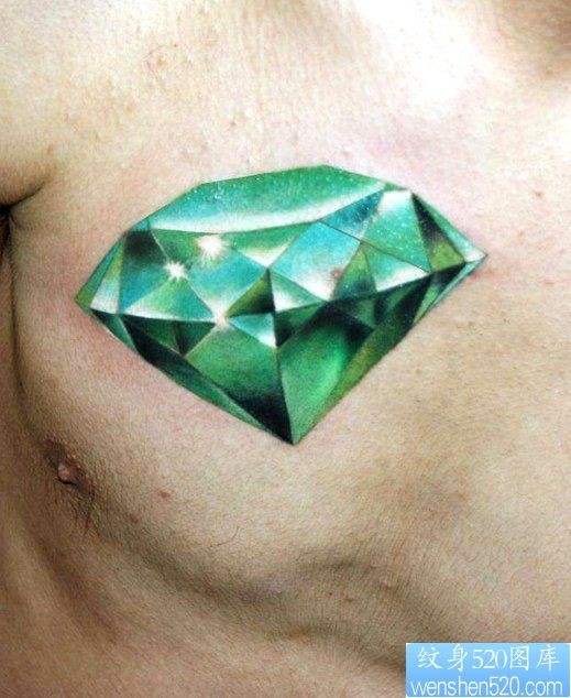 推荐一幅胸口钻石纹身图片