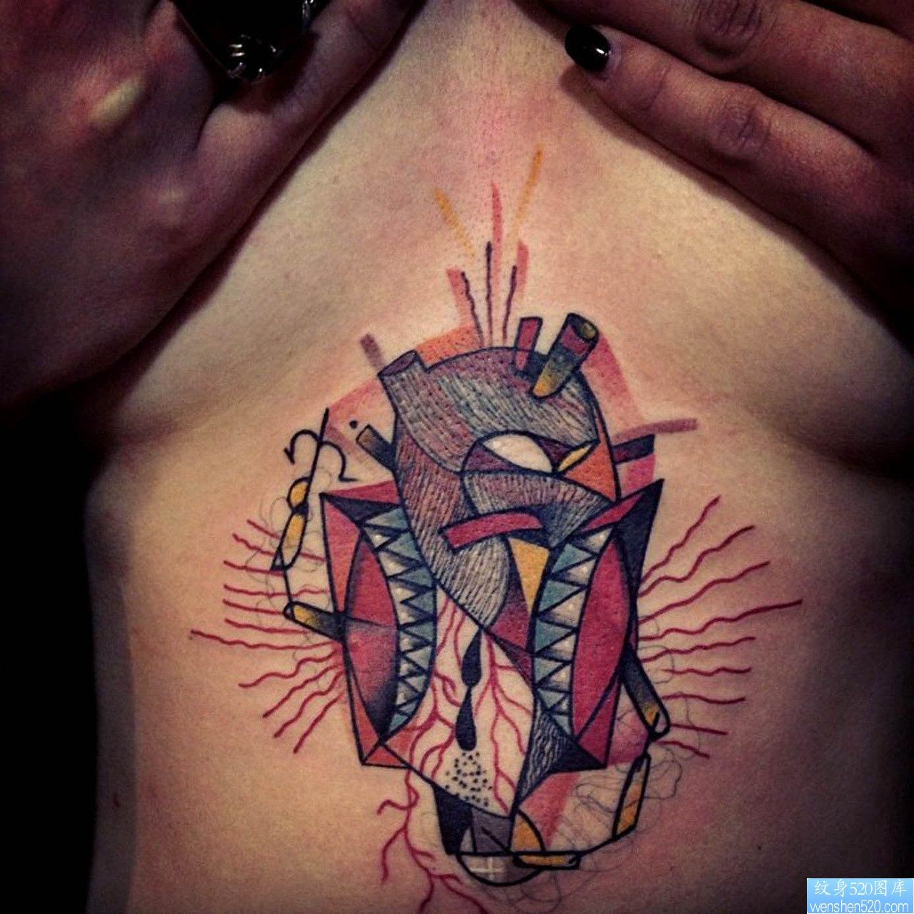 胸部下面一幅个性另类的心脏纹身图片