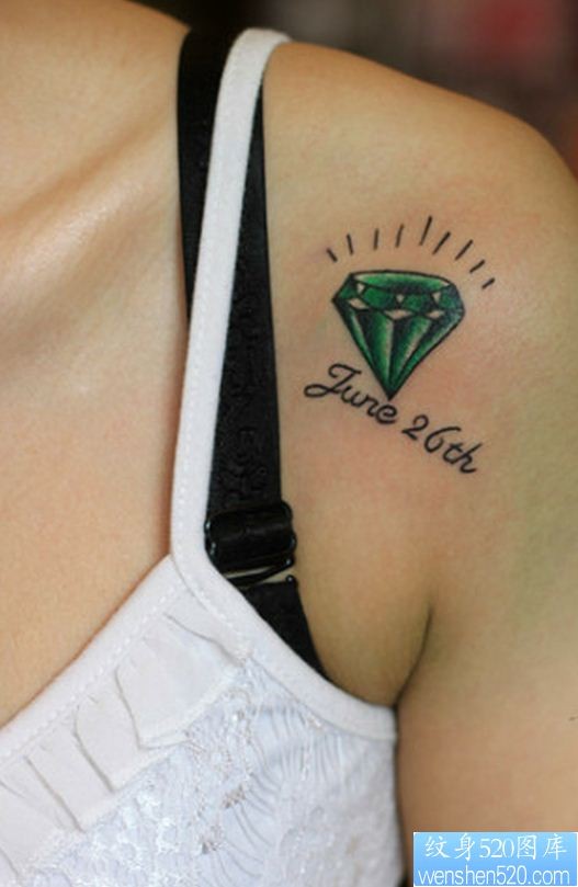 一幅女人肩部钻石字母文身图片由纹身520图库推荐