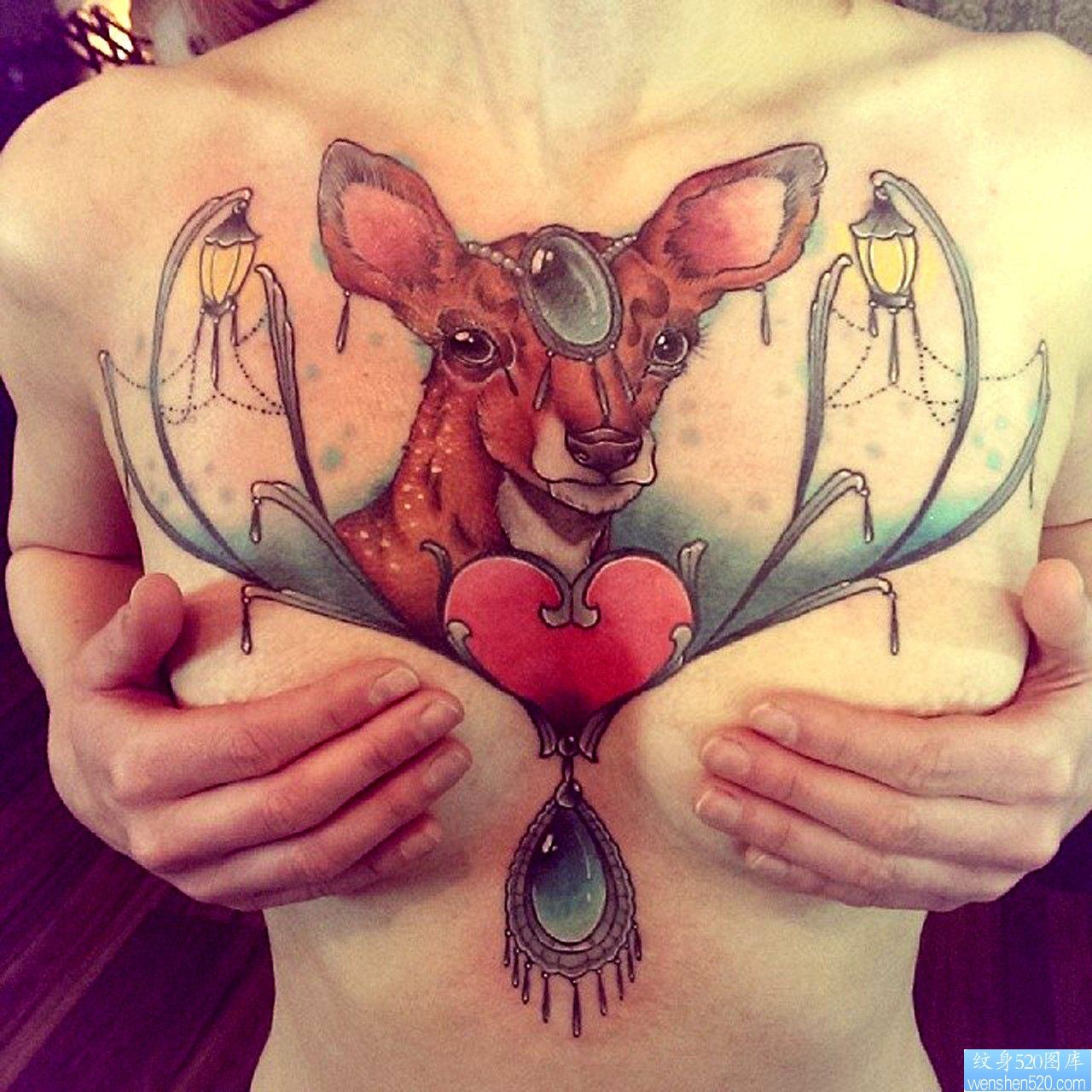 展示一幅个性潮流的胸部鹿纹身图片