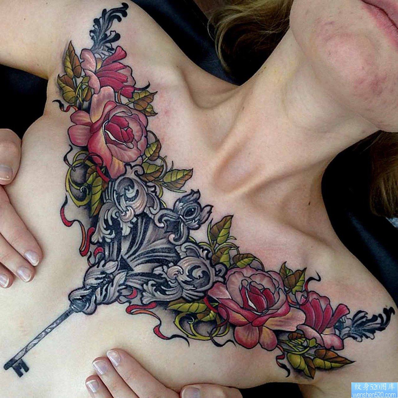 一幅胸部个性潮流花纹身作品