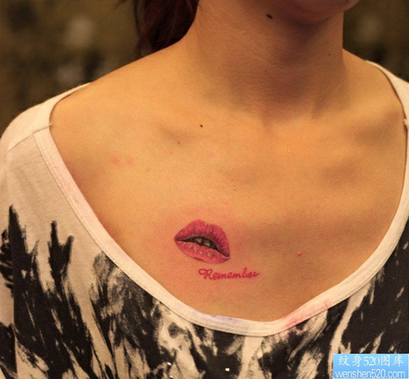 纹身520图库推荐一幅女人胸部嘴唇字母纹身图片
