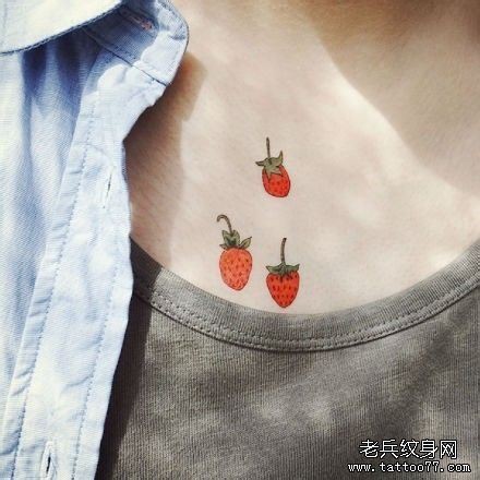 纹身520图库推荐一幅胸部卡通草莓纹身图片