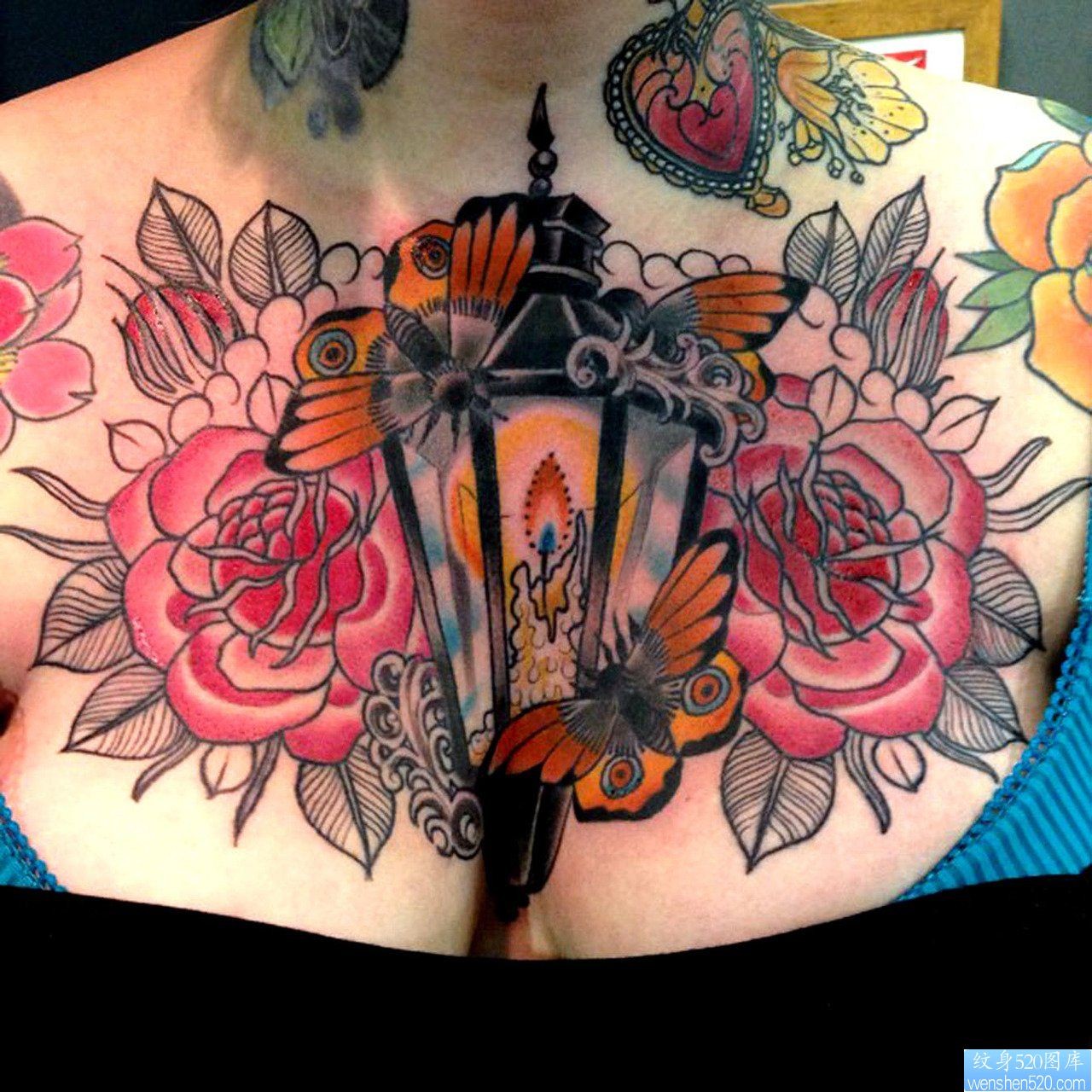 胸部上一幅潮流个性的玫瑰花纹身图片