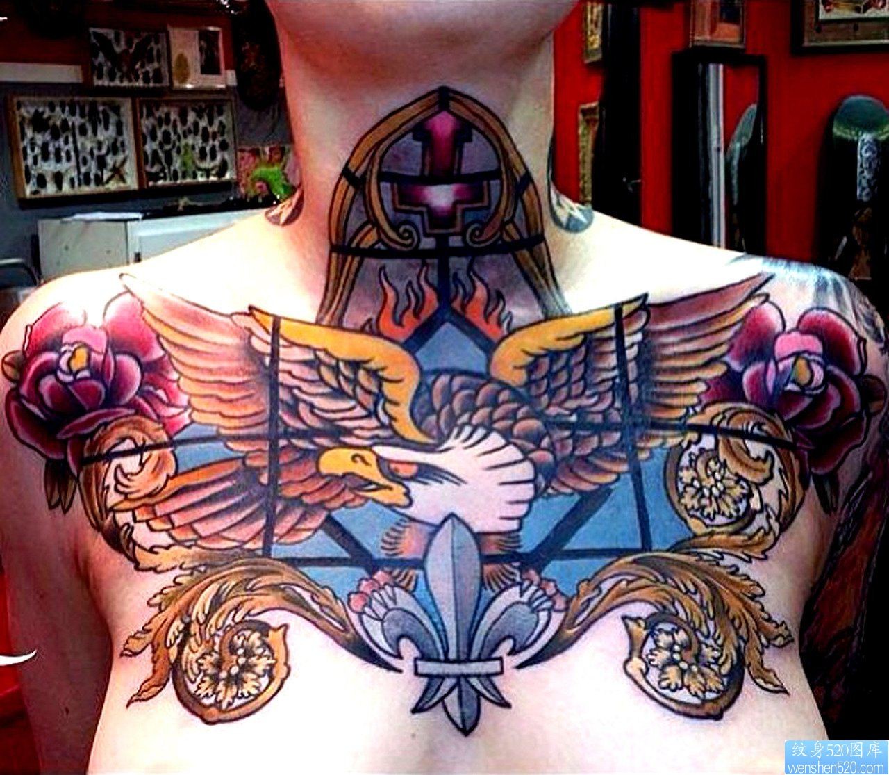 胸口上一幅潮流的欧美老鹰纹身图片