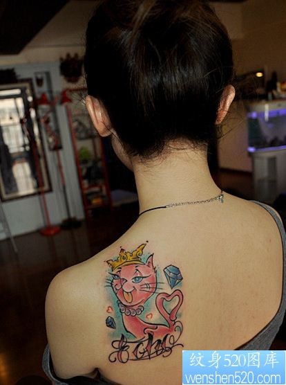 纹身520图库推荐一幅女人肩部彩色猫咪字母纹身图片