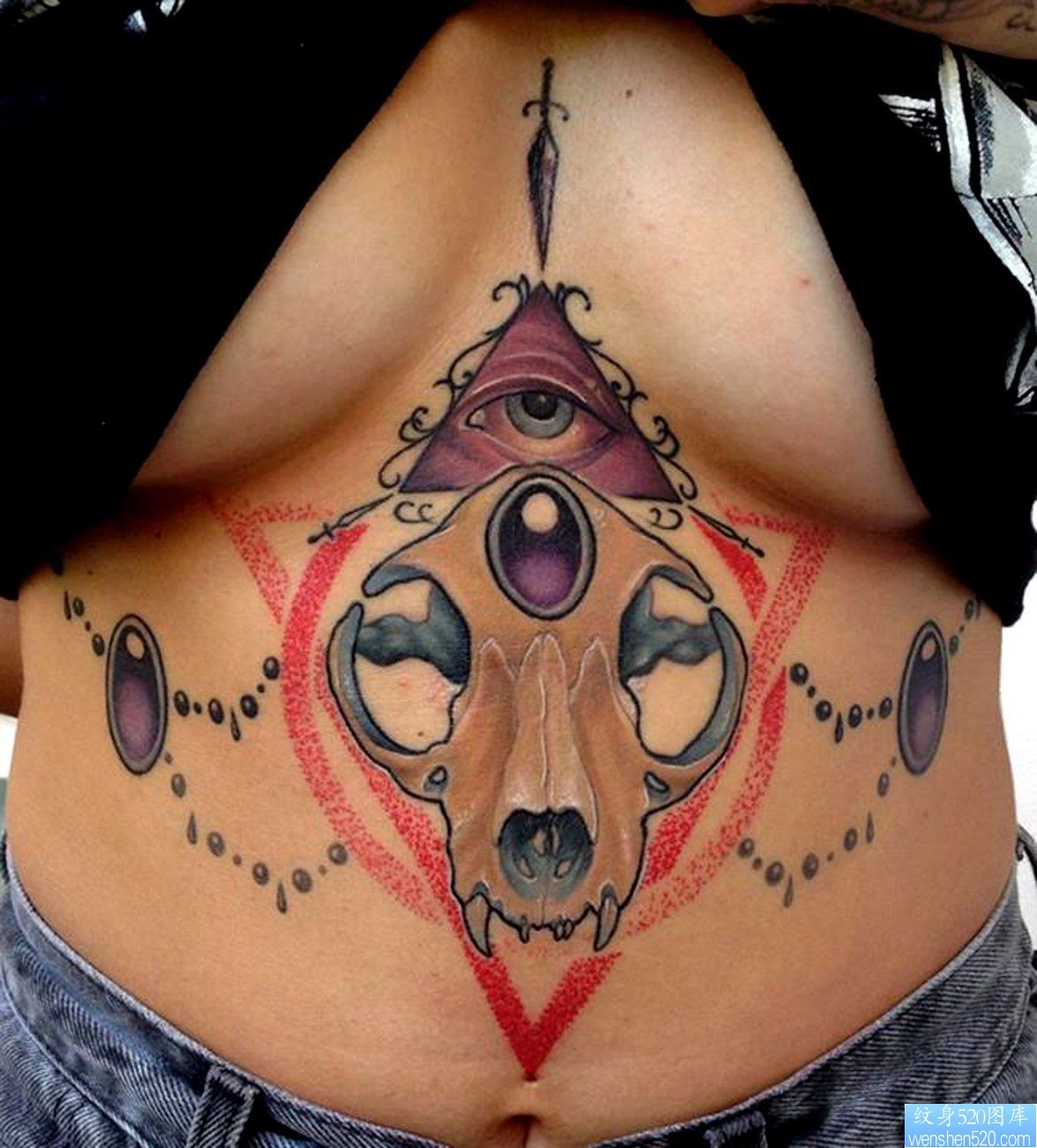 胸部上一幅个性骷髅纹身图片