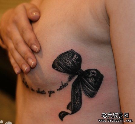 纹身520图库推荐一幅女人胸部蝴蝶结字母文身图片