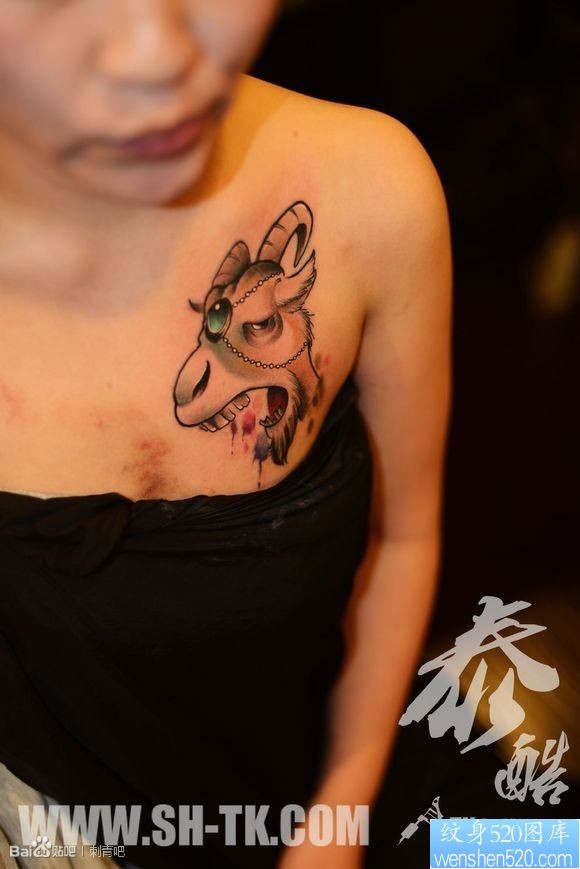 女人胸部很个性的宝石狗纹身图片