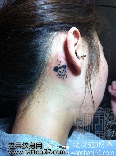美女耳部可爱的骷髅头纹身图片