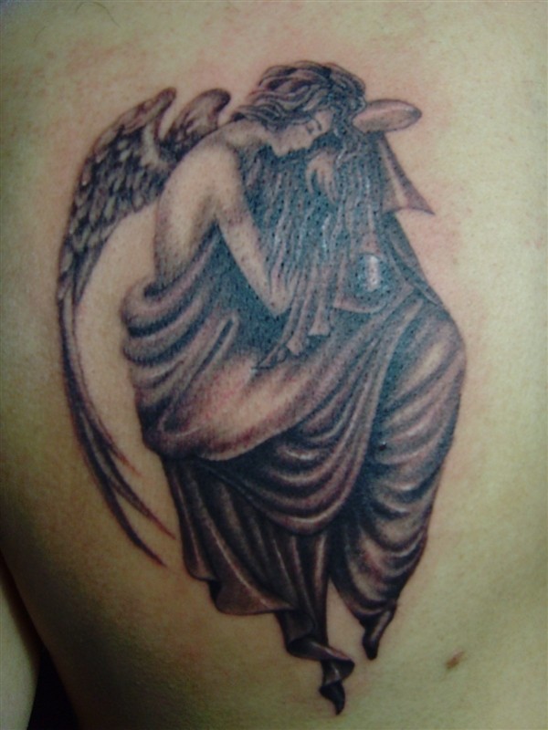 一款黑白的熟睡天使纹身图案