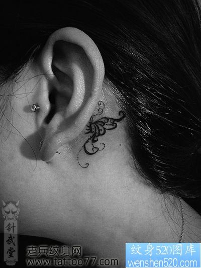 女孩子喜欢的耳部图腾蝴蝶纹身图片