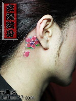 美女耳部彩色樱花纹身图片