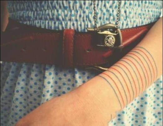 女性手臂漂亮彩色线条时尚刺青