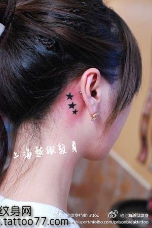女人纹身图片—耳部五角星纹身图片
