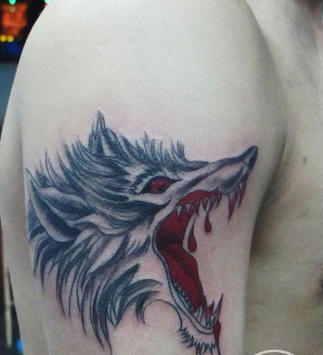 手臂上霸气的狼头纹身
