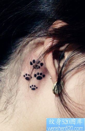 耳部猫咪爪纹身图片