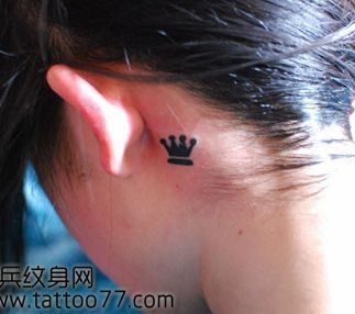 一幅耳部图腾皇冠纹身图片
