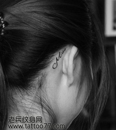 美女耳部字母纹身图片