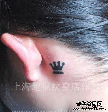 女孩子耳部图腾小皇冠纹身图片