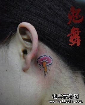 女孩子耳部一幅乌云与小闪电纹身图片